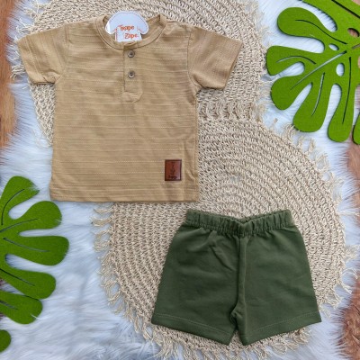 Conj. Camiseta Safari Listrada Pontilhada e Bermuda - Areia e Verde Musgo